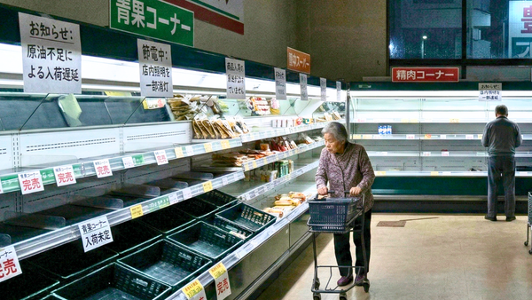 ナフサ不足で閑散としたスーパー店内